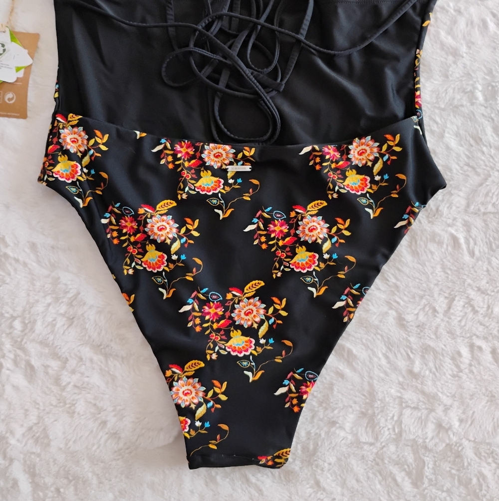 Berlook Floral Cross Back One Piece Swimsuit - Picture 3 of 9